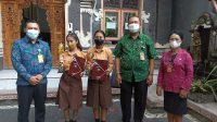 AA Gde Wiratama bersama Made Raditya Berata foto bersama siswa SMP PGRI 5 Denpasar peraih juara MC se-Bali. Foto: tra AA Gde Wiratama bersama Made Raditya Berata foto bersama siswa SMP PGRI 5 Denpasar peraih juara MC se-Bali. Foto: tra