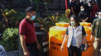 KETUA Bawaslu Bali, Ketut Ariyani, saat menyalurkan bantuan dari Bawaslu Bali dan jajaran ke warga terdampak gempa buni di Desa Ban, Karangasem. Foto: hen KETUA Bawaslu Bali, Ketut Ariyani, saat menyalurkan bantuan dari Bawaslu Bali dan jajaran ke warga terdampak gempa buni di Desa Ban, Karangasem. Foto: hen