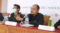 KOMISIONER Bawaslu Bali, Wayan Widyardana, memaparkan pengawasan partisipatif di Bawaslu Bangli, Jumat (29/10/2021). Foto: hen KOMISIONER Bawaslu Bali, Wayan Widyardana, memaparkan pengawasan partisipatif di Bawaslu Bangli, Jumat (29/10/2021). Foto: hen