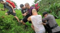 KORBAN dievakuasi dengan berjalan kaki dan dipapah temannya. Foto: ist KORBAN dievakuasi dengan berjalan kaki dan dipapah temannya. Foto: ist