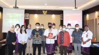 SESI foto bersama dan saling tukar cenderamata antara jajaran KPU Kota Palembang dan KPU Tabanan, di Kantor KPU Tabanan, Kamis (21/10/2021). Foto: ist SESI foto bersama dan saling tukar cenderamata antara jajaran KPU Kota Palembang dan KPU Tabanan, di Kantor KPU Tabanan, Kamis (21/10/2021). Foto: ist
