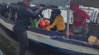 Karena masih terjadi longsor pada akses jalan darat di jalur Desa Buahan-Desa Terunyan, warga setempat memailih menyeberang melalui danau