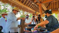 MENKO Perekonomian Airlangga Hartarto saat mengunjungi desa tradisional Sade, Desa Rembitan, Kecamatan Pujut, Lombok Tengah, Kamis (14/10/2021). Foto: rul MENKO Perekonomian Airlangga Hartarto saat mengunjungi desa tradisional Sade, Desa Rembitan, Kecamatan Pujut, Lombok Tengah, Kamis (14/10/2021). Foto: rul