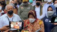 MENTERI Sosial, Tri Rismaharini, saat memberi keterangan pada wartawan didampingi anggota DPR RI, Rachmat Hidayat (kiri); dan anggota DPD RI, Evi Apita Maya, usai menyalurkan bansos di Desa Tetebatu, Lombok Timur. Foto: rul MENTERI Sosial, Tri Rismaharini, saat memberi keterangan pada wartawan didampingi anggota DPR RI, Rachmat Hidayat (kiri); dan anggota DPD RI, Evi Apita Maya, usai menyalurkan bansos di Desa Tetebatu, Lombok Timur. Foto: rul
