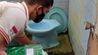 APARAT kepolisian melakukan olah TKP di kamar mandi tempat korban ditemukan. Foto: ist APARAT kepolisian melakukan olah TKP di kamar mandi tempat korban ditemukan. Foto: ist