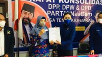 KORWIL Bappilu wilayah Bali dan Nusra Partai Nasdem, Julie Sutrisno Laiskodat, saat menyerahkan SK penunjukan Sitti Rohmi Djalilah sebagai Ketua DPW Partai Nasdem NTB, Sabtu (2/10). Foto: rul KORWIL Bappilu wilayah Bali dan Nusra Partai Nasdem, Julie Sutrisno Laiskodat, saat menyerahkan SK penunjukan Sitti Rohmi Djalilah sebagai Ketua DPW Partai Nasdem NTB, Sabtu (2/10). Foto: rul