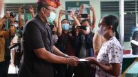 PENYERAHAN BTPKLW kepada perwakilan penerima, bertempat di Makodim 1609/Buleleng. Foto: rik PENYERAHAN BTPKLW kepada perwakilan penerima, bertempat di Makodim 1609/Buleleng. Foto: rik