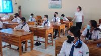 PELAKSANAAN PTM Terbatas di salah satu sekolah di Denpasar. Sejak dibuka 1 Oktober lalu, sampai saat ini tercatat 61 persen sekolah di Denpasar telah melaksanakan PTM Terbatas. Foto: ist PELAKSANAAN PTM Terbatas di salah satu sekolah di Denpasar. Sejak dibuka 1 Oktober lalu, sampai saat ini tercatat 61 persen sekolah di Denpasar telah melaksanakan PTM Terbatas. Foto: ist