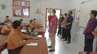 PLT Kepala Dinas Pendidikan Kepemudaan Olahraga Kota Denpasar, IGN Eddy Mulya, saat memantau pelaksanaan PTM Terbatas di SMP PGRI 3 Denpasar. Foto: tra PLT Kepala Dinas Pendidikan Kepemudaan Olahraga Kota Denpasar, IGN Eddy Mulya, saat memantau pelaksanaan PTM Terbatas di SMP PGRI 3 Denpasar. Foto: tra