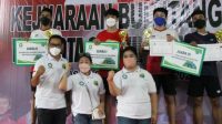 Para-juara-Walikota-Cup-bersama-Ketua-Umum-PBSI-Denpasar-Ketut-Suteja-Kumara-kiri-dan-perwakilan-BPD-Bali-cabang-Denpasar.