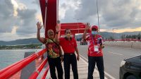 MADE Nariana (kanan) saat berpose di Jembatan Merah, Jayapura, Papua. Foto: ist MADE Nariana (kanan) saat berpose di Jembatan Merah, Jayapura, Papua. Foto: ist