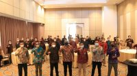 PARA peserta rakor penyamaan persepsi penyelenggara pemilu foto bersama usai kegiatan, Sabtu (9/10/2021). Foto: ist PARA peserta rakor penyamaan persepsi penyelenggara pemilu foto bersama usai kegiatan, Sabtu (9/10/2021). Foto: ist