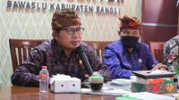 ANGGOTA Bawaslu Bali, I Ketut Rudia, saat Rapat Kehumasan, Peliputan dan Dokumentasi di Bawaslu Bangli, Kamis (14/10/2021). Ia berharap humas Bawaslu bisa membangun kerjasama yang baik dengan media. Foto: ist ANGGOTA Bawaslu Bali, I Ketut Rudia, saat Rapat Kehumasan, Peliputan dan Dokumentasi di Bawaslu Bangli, Kamis (14/10/2021). Ia berharap humas Bawaslu bisa membangun kerjasama yang baik dengan media. Foto: ist