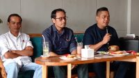 SEKRETARIS DPW Nasdem NTB, M. Nasib Ikroman (kiri), saat memberi keterangan pers bersama Ketua Panitia Pelantikan DPW Nasdem NTB, Ardany Zulfikar (tengah). Foto: rul SEKRETARIS DPW Nasdem NTB, M. Nasib Ikroman (kiri), saat memberi keterangan pers bersama Ketua Panitia Pelantikan DPW Nasdem NTB, Ardany Zulfikar (tengah). Foto: rul