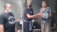 KELOMPOK sukarela peduli sesama “Suara Genta” menyalurkan bantuan sembako kepada warga tak mampu di Desa Bajera, Selemadeg, Tabanan. Foto: ist KELOMPOK sukarela peduli sesama “Suara Genta” menyalurkan bantuan sembako kepada warga tak mampu di Desa Bajera, Selemadeg, Tabanan. Foto: ist