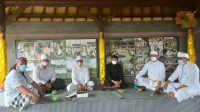Suasana pertemuan Pokli Pembangunan Gubernur Bali Bidang Pariwisata dan Bidang Adat, Budaya dan Agama. Jro Bendesa Besakih (3 dari kanan).
