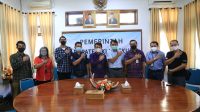 BUPATI Klungkung, I Nyoman Suwirta, menerima audiensi dari Kepala Kantor Daerah Telkom (Kandatel) Gianyar, I Gede Arka, di ruang rapat Kantor Bupati Klungkung, Selasa (12/10/2021). Foto: ist BUPATI Klungkung, I Nyoman Suwirta, menerima audiensi dari Kepala Kantor Daerah Telkom (Kandatel) Gianyar, I Gede Arka, di ruang rapat Kantor Bupati Klungkung, Selasa (12/10/2021). Foto: ist