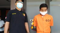 TERSANGKA Kasiyanto (memakai baju tahanan) saat diperlihatkan di Mapolres Buleleng