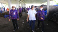 BUPATI Suwirta mendampingi rombongan Kementerian PUPR ke TOSS Center Karangdadi, Desa Kusamba, Kecamatan Dawan, Selasa (19/10/2021). Foto: ist BUPATI Suwirta mendampingi rombongan Kementerian PUPR ke TOSS Center Karangdadi, Desa Kusamba, Kecamatan Dawan, Selasa (19/10/2021). Foto: ist