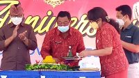 PUNCAK HUT ke-39 SMPN 7 Denpasar ditandai pemotongan tumpeng oleh Kasek Wayan Sugianta. Foto: ist PUNCAK HUT ke-39 SMPN 7 Denpasar ditandai pemotongan tumpeng oleh Kasek Wayan Sugianta. Foto: ist