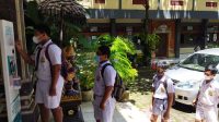 SISWA SMP PGRI 2 Denpasar wajib cek suhu sebelum masuk kelas untuk mengikuti PTM Terbatas di sekolah. Foto: ist SISWA SMP PGRI 2 Denpasar wajib cek suhu sebelum masuk kelas untuk mengikuti PTM Terbatas di sekolah. Foto: ist