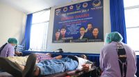 donor darah nasdem PETUGAS kesehatan mengambil darah dari para pendonor darah dalam aksi sosial yang digelar di DPW Partai Nasdem Bali selama dua hari, 27-28 Oktober 2021 serangkaian Hari Sumpah Pemuda ke-93. Foto: Ist