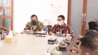 ASDEP Akses Permodalan Pariwisata dan Ekonomi Kreatif, Suparman, bersama Dirut Jamkrida Bali, Widiana Karya (kanan). Foto: ist ASDEP Akses Permodalan Pariwisata dan Ekonomi Kreatif, Suparman, bersama Dirut Jamkrida Bali, Widiana Karya (kanan). Foto: ist