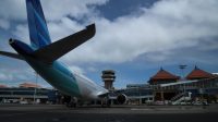 PESAWAT Garuda Indonesia yang parkir di appron Bandara Internasional I Gusti Ngurah Rai. Foto: gay PESAWAT Garuda Indonesia yang parkir di appron Bandara Internasional I Gusti Ngurah Rai. Foto: gay