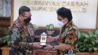 BUPATI Giri Prasta saat menerima kunjungan kerja Bupati Tulungagung, Maryoto Birowo di Puspem Badung, Jumat (12/11/2021). Foto: ist BUPATI Giri Prasta saat menerima kunjungan kerja Bupati Tulungagung, Maryoto Birowo di Puspem Badung, Jumat (12/11/2021). Foto: ist