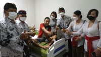 JAJARAN Pengurus PGRI Kota Denpasar dipimpin Ketut Suarya dan Ketua YPLP PGRI Kota Denpasar, I Nengah Madiadnyana, saat mengunjungi mantan Kadisdikpora Kota Denpasar, I Wayan Gunawan, yang tengah berjuang sembuh dari sakit yang diderita. Foto: tra JAJARAN Pengurus PGRI Kota Denpasar dipimpin Ketut Suarya dan Ketua YPLP PGRI Kota Denpasar, I Nengah Madiadnyana, saat mengunjungi mantan Kadisdikpora Kota Denpasar, I Wayan Gunawan, yang tengah berjuang sembuh dari sakit yang diderita. Foto: tra
