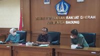 KETUA Bapemperda, Nyoman Satria (tengah) saat menerima kunjungan dari DPRD Morowali Utara, Senin (22/11/2021). Foto: ist KETUA Bapemperda, Nyoman Satria (tengah) saat menerima kunjungan dari DPRD Morowali Utara, Senin (22/11/2021). Foto: ist