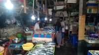 PARA pedagang saat melayani pembeli ikan di Pasar Ikan Kedonganan. Foto: ist PARA pedagang saat melayani pembeli ikan di Pasar Ikan Kedonganan. Foto: ist
