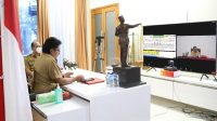 BUPATI Giri Prasta saat mengikuti Rapat Evaluasi Penyerapan Anggaran Daerah Tahun 2021 dari Kemendagri secara virtual dari ruang kerja Bupati Badung, Senin (22/11/2021). Foto: ist BUPATI Giri Prasta saat mengikuti Rapat Evaluasi Penyerapan Anggaran Daerah Tahun 2021 dari Kemendagri secara virtual dari ruang kerja Bupati Badung, Senin (22/11/2021). Foto: ist