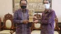 WAGUB Cok Ace saat menyerahkan cenderamata kepada Konjen Korsel, Moon Young Ju, Senin (22/11/2021). Foto: ist WAGUB Cok Ace saat menyerahkan cenderamata kepada Konjen Korsel, Moon Young Ju, Senin (22/11/2021). Foto: ist