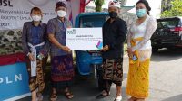 BUPATI Sang Nyoman Sedana Arta, menerima secara simbolis bantuan bantuan TJSL berupa gerobak motor listrik Molist Booth untuk UMKM Warung Dewi Sri, juga program sambung listrik gratis 450 VA untuk 60 warga kurang mampu di Bangli, yang diserahkan Manajer PLN UP3 Bali Timur, Andre Pratama Djatmiko, Kamis (4/11/2021). Foto: ist BUPATI Sang Nyoman Sedana Arta, menerima secara simbolis bantuan bantuan TJSL berupa gerobak motor listrik Molist Booth untuk UMKM Warung Dewi Sri, juga program sambung listrik gratis 450 VA untuk 60 warga kurang mampu di Bangli, yang diserahkan Manajer PLN UP3 Bali Timur, Andre Pratama Djatmiko, Kamis (4/11/2021). Foto: ist
