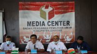 KETUA Bawaslu Gianyar, I Wayan Hartawan (pegang mik), membuka pertemuan untuk berbagi pengalaman dalam menindak pelanggaran alat peraga kampanye (APK) dalam Pemilu dan Pilkada, Rabu (17/11/2021). Foto: ist KETUA Bawaslu Gianyar, I Wayan Hartawan (pegang mik), membuka pertemuan untuk berbagi pengalaman dalam menindak pelanggaran alat peraga kampanye (APK) dalam Pemilu dan Pilkada, Rabu (17/11/2021). Foto: ist