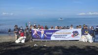 BERSIH-bersih pantai di Pantai Gading dalam rangka HUT ke-10 Partai Nasdem dikuti sejumlah komunitas peduli lingkungan dan warga di Mataram, Minggu (7/11/2021). Foto: rul BERSIH-bersih pantai di Pantai Gading dalam rangka HUT ke-10 Partai Nasdem dikuti sejumlah komunitas peduli lingkungan dan warga di Mataram, Minggu (7/11/2021). Foto: rul