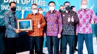 KEPALA KPw BI Provinsi Bali, Trisno Nugroho, menyerahkan penghargaan kepada Direktur Utama BPD Bali, I Nyoman Sudharma, saat acara Pertemuan Tahunan BI 2021, Rabu (24/11/2021). Foto: ist KEPALA KPw BI Provinsi Bali, Trisno Nugroho, menyerahkan penghargaan kepada Direktur Utama BPD Bali, I Nyoman Sudharma, saat acara Pertemuan Tahunan BI 2021, Rabu (24/11/2021). Foto: ist