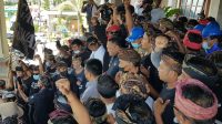 BUPATI Gianyar, Made Mahayastra, menemui warga Desa Adat Guwang yang mendatangi gedung DPRD Gianyar. Foto: adi BUPATI Gianyar, Made Mahayastra, menemui warga Desa Adat Guwang yang mendatangi gedung DPRD Gianyar. Foto: adi