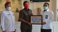 BUPATI Karangasem, I Gede Dana; didampingi Wakil Bupati Artha Dipa, menerima plakat dan piagam penghargaan Opini Wajar Tanpa Pengecualian (WTP), atas laporan keuangan tahun 2020, dari Kementerian Keuangan di kantor Bupati Karangasem, Senin (22/11/2021). Foto: ist BUPATI Karangasem, I Gede Dana; didampingi Wakil Bupati Artha Dipa, menerima plakat dan piagam penghargaan Opini Wajar Tanpa Pengecualian (WTP), atas laporan keuangan tahun 2020, dari Kementerian Keuangan di kantor Bupati Karangasem, Senin (22/11/2021). Foto: ist