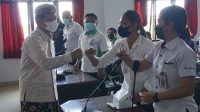 BUPATI Klungkung, I Nyoman Suwirta, memberi semangat penerima bantuan Kemensos RI di ruang rapat kantor Dinas Ketahanan Pangan dan Perikanan Klungkung, Rabu (17/11/2021). Foto: ist BUPATI Klungkung, I Nyoman Suwirta, memberi semangat penerima bantuan Kemensos RI di ruang rapat kantor Dinas Ketahanan Pangan dan Perikanan Klungkung, Rabu (17/11/2021). Foto: ist