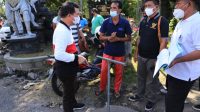 BUPATI Suwirta bersama Direktur PDAM Klungkung, I Nyoman Renin Suyasa, berkoordinasi terkait permasalahan air di Desa Kamasan, Minggu (7/11/2021). Foto: ist BUPATI Suwirta bersama Direktur PDAM Klungkung, I Nyoman Renin Suyasa, berkoordinasi terkait permasalahan air di Desa Kamasan, Minggu (7/11/2021). Foto: ist