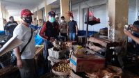 BUPATI Bangli, Sang Nyoman Sedana Arta, meninjau kebakaran di Pasar Kidul, Jumat (12/11/2021) sore. Foto: ist BUPATI Bangli, Sang Nyoman Sedana Arta, meninjau kebakaran di Pasar Kidul, Jumat (12/11/2021) sore. Foto: ist