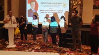DEMER saat berdialog dengan memberi kuis kebangsaan kepada kaum milenial peserta seminar 4 Pilar Kebangsaan di Trans Hotel Seminyak, Badung, Senin (15/11/2021). Foto: hen DEMER saat berdialog dengan memberi kuis kebangsaan kepada kaum milenial peserta seminar 4 Pilar Kebangsaan di Trans Hotel Seminyak, Badung, Senin (15/11/2021). Foto: hen