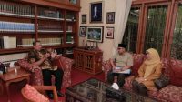 KETUA DPD Demokrat NTB, TGH Mahally Fikri, bersama istri saat bersilaturahmi ke kediaman SBY di Cikeas, beberapa waktu lalu. Foto: ist KETUA DPD Demokrat NTB, TGH Mahally Fikri, bersama istri saat bersilaturahmi ke kediaman SBY di Cikeas, beberapa waktu lalu. Foto: ist