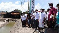 GUBENUR Wayan Koster saat meninjau sentra produk garam tradisional lokal Bali di Desa Pejarakan, Kecamatan Gerokgak, Kabupaten Buleleng, Minggu (7/11/2021). Foto: ist GUBENUR Wayan Koster saat meninjau sentra produk garam tradisional lokal Bali di Desa Pejarakan, Kecamatan Gerokgak, Kabupaten Buleleng, Minggu (7/11/2021). Foto: ist