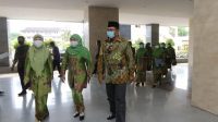 GUBERNUR NTB, Zulkieflimansyah; saat menyambut kedatangan Ketua Ketua Umum Muslimat NU dan yang juga Gubernur Jatim, Khofifah Indar Parawansa, di Konferensi Wilayah Muslimat NU ke IX, Konferensi Wilayah Muslimat NU ke IX, Senin (15/11). Foto: rul GUBERNUR NTB, Zulkieflimansyah; saat menyambut kedatangan Ketua Ketua Umum Muslimat NU dan yang juga Gubernur Jatim, Khofifah Indar Parawansa, di Konferensi Wilayah Muslimat NU ke IX, Konferensi Wilayah Muslimat NU ke IX, Senin (15/11). Foto: rul