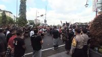 KRAMA Desa Adat Guwang, Sukawati, berkumpul di depan PN Gianyar. Foto: adi KRAMA Desa Adat Guwang, Sukawati, berkumpul di depan PN Gianyar. Foto: adi