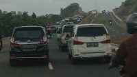 AKSES Jalan Bypass Bandara Lombok ke Sirkuit Mandalika yang terpantau padat merayap, Minggu (14/11/2021) sore. Foto: rul AKSES Jalan Bypass Bandara Lombok ke Sirkuit Mandalika yang terpantau padat merayap, Minggu (14/11/2021) sore. Foto: rul