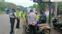 JAJARAN Mapolsek Kawasan Laut Gilimanuk saat patroli melakukan imbauan secara humanis kepada para perantara tes cepat antigen. Foto: man JAJARAN Mapolsek Kawasan Laut Gilimanuk saat patroli melakukan imbauan secara humanis kepada para perantara tes cepat antigen. Foto: man
